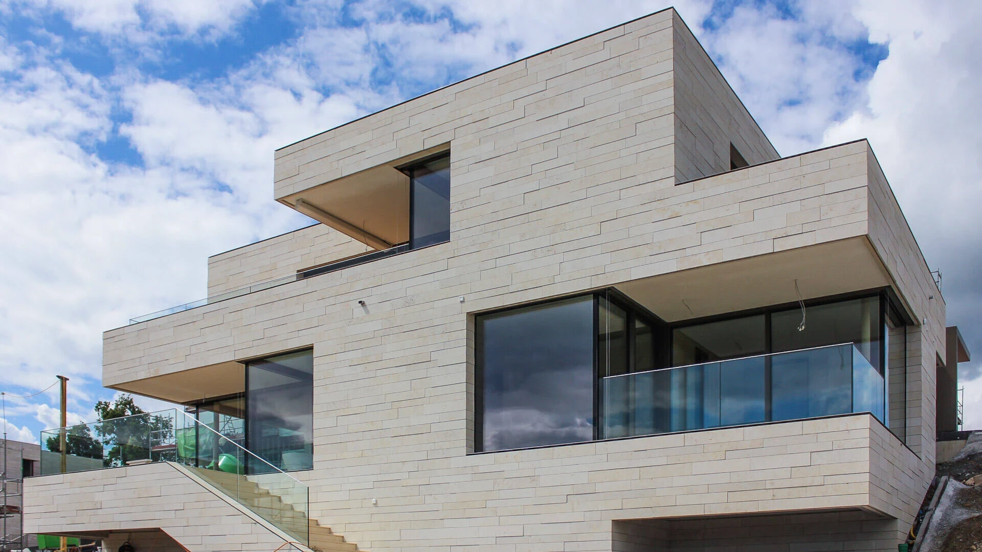 Gạch thẻ ốp mặt tiền giả đá mang lại giá trị thẩm mỹ cao