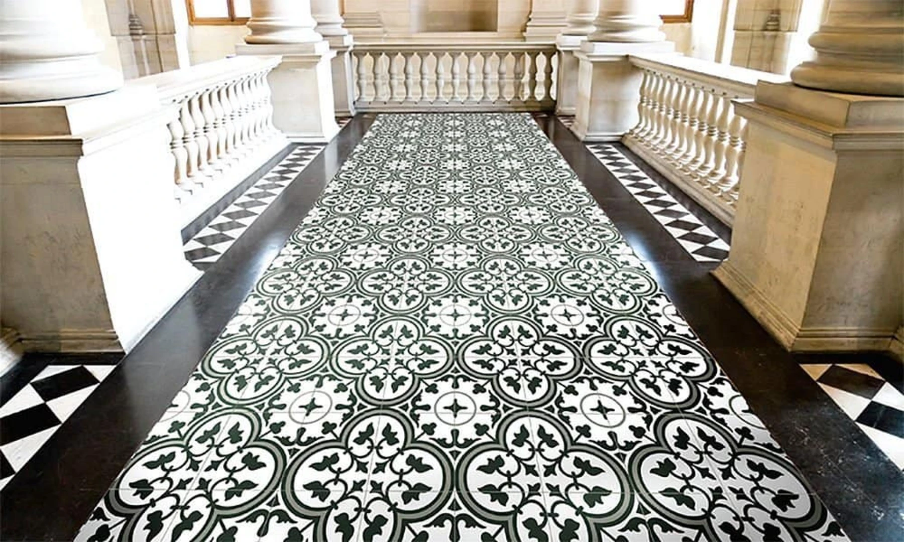 Gạch lát nền họa tiết hoa sang trọng