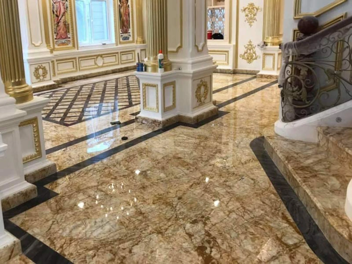 Gạch lát nền bằng đá Marble giúp không gian sang trọng
