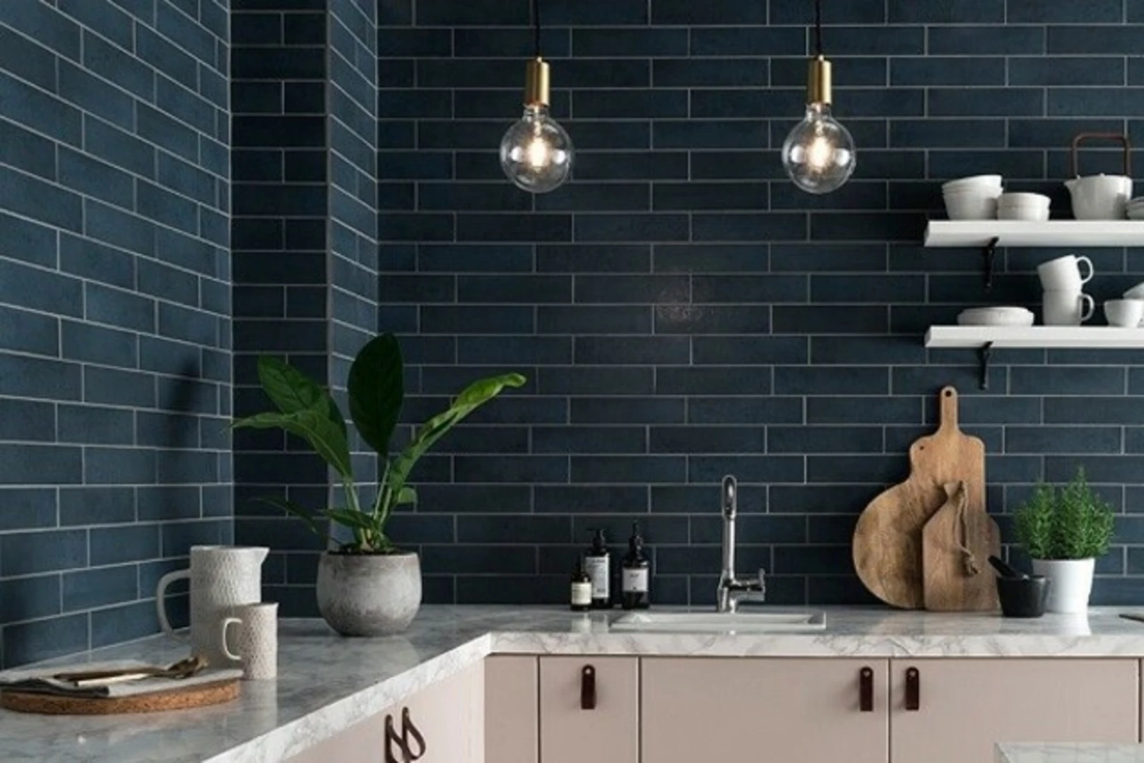 Cách ốp gạch nhà bếp theo chiều ngang bằng gạch thẻ