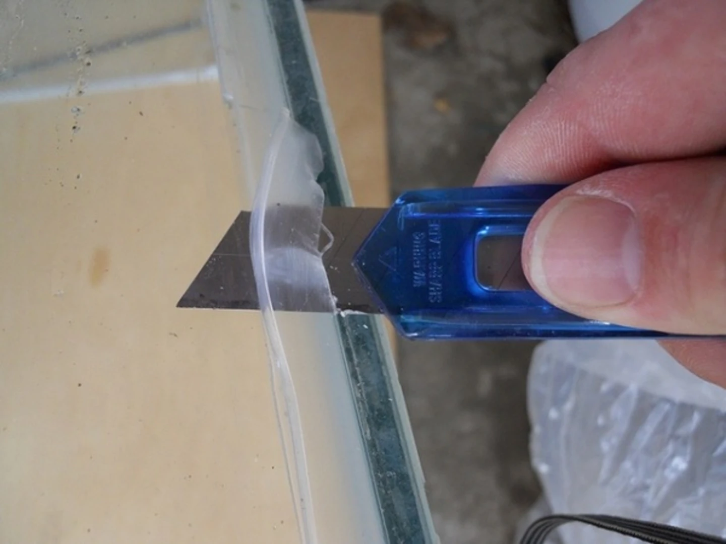 Cách tẩy keo silicon dán kính