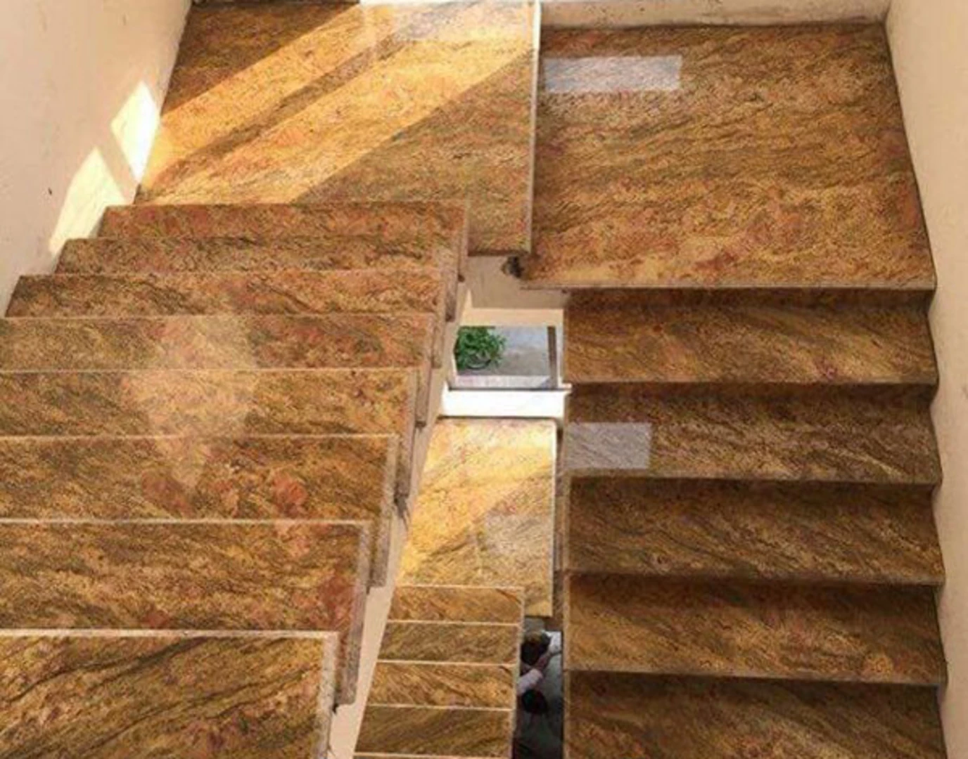 Gạch granite màu vàng da báo ốp cầu thang