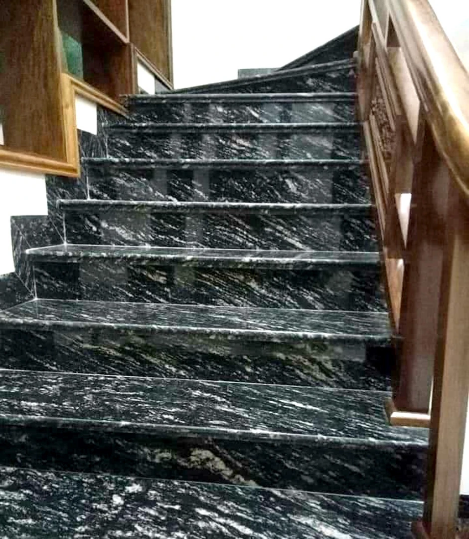 Đá granite đen nhiệt đới tạo nên không gian ấn tượng, sang trọng