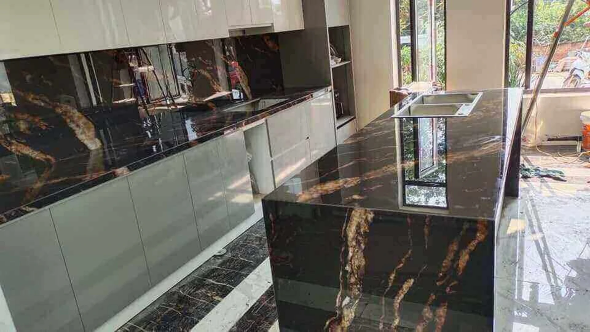 Đá Granite đen Brazil khiến phòng bếp thêm tinh tế