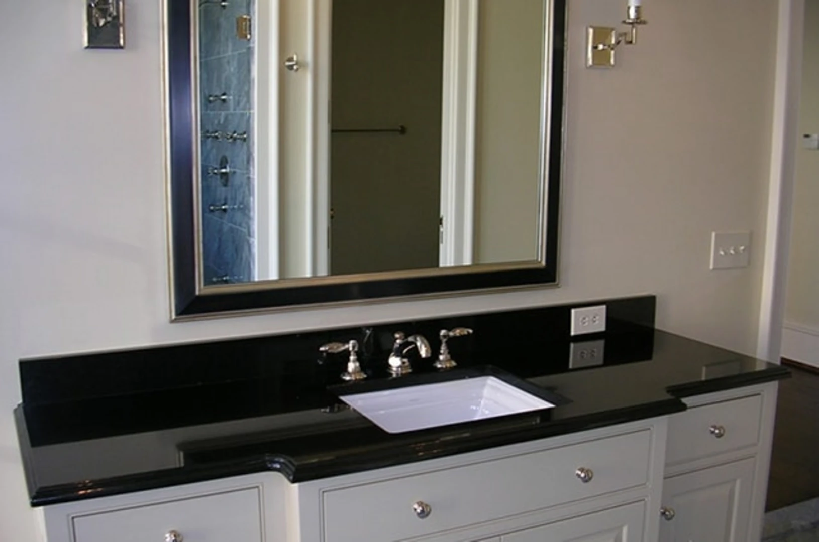 Đá granite đen bóng dễ dàng kết hợp với các màu sắc khác 