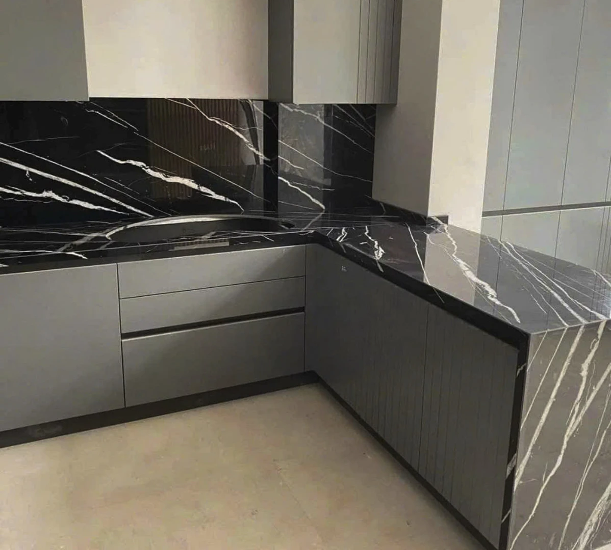 Đá Granite đen vân vàng thể hiện sự sang trọng, đẳng cấp