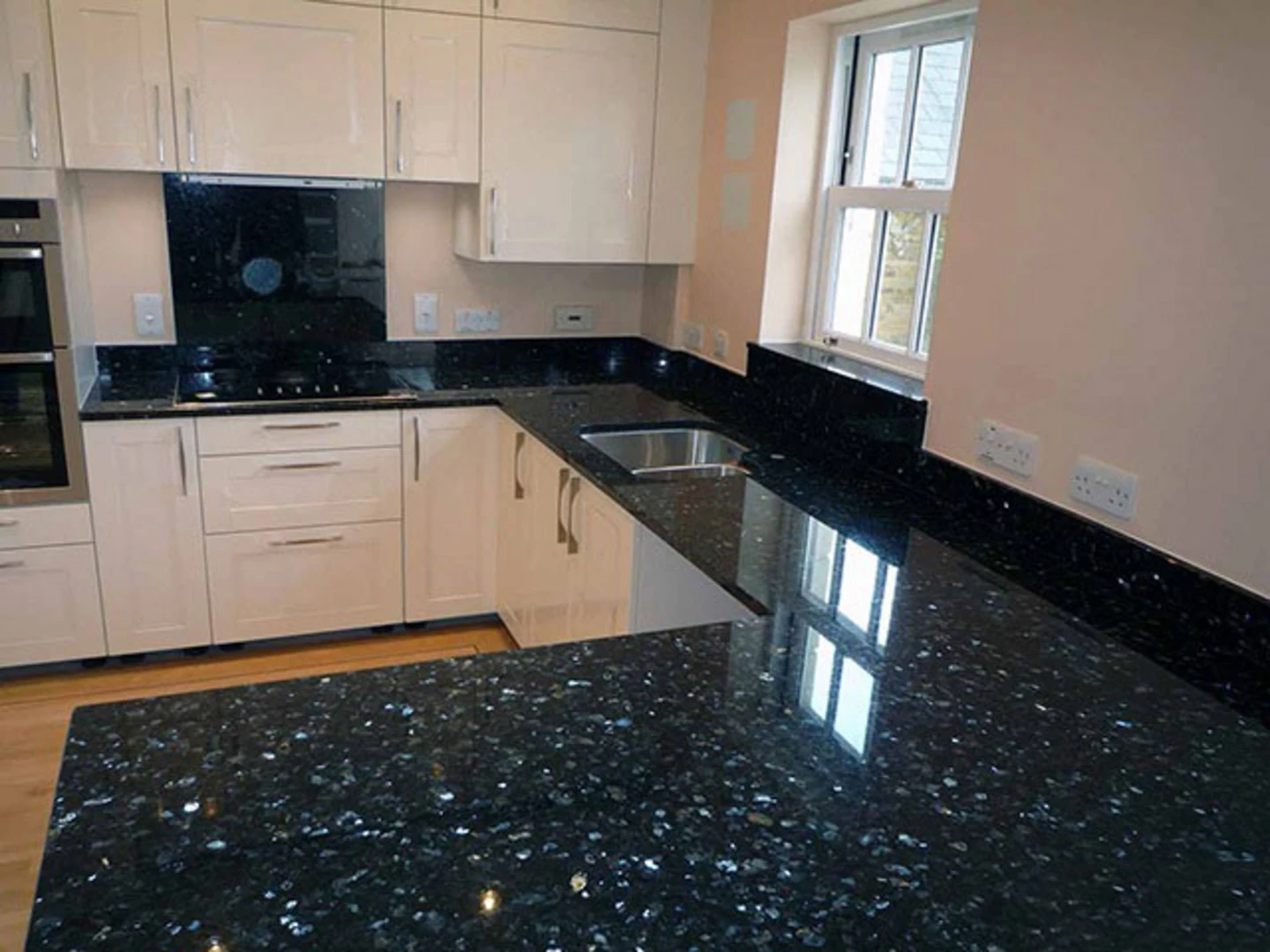 Đá granite đen kim sa lấp lánh