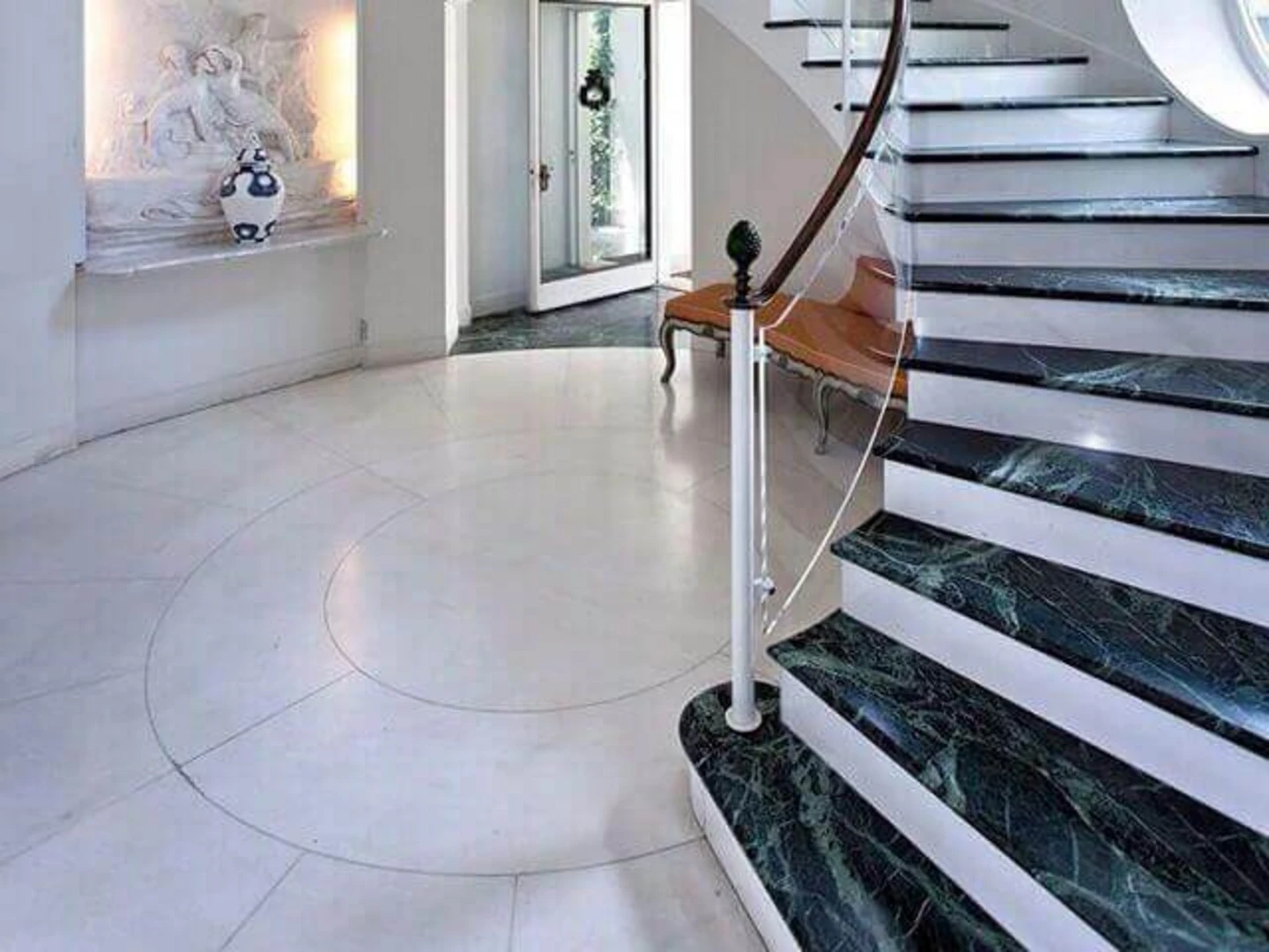 Đá granite đen bazan phù hợp với mọi phong cách thiết kế