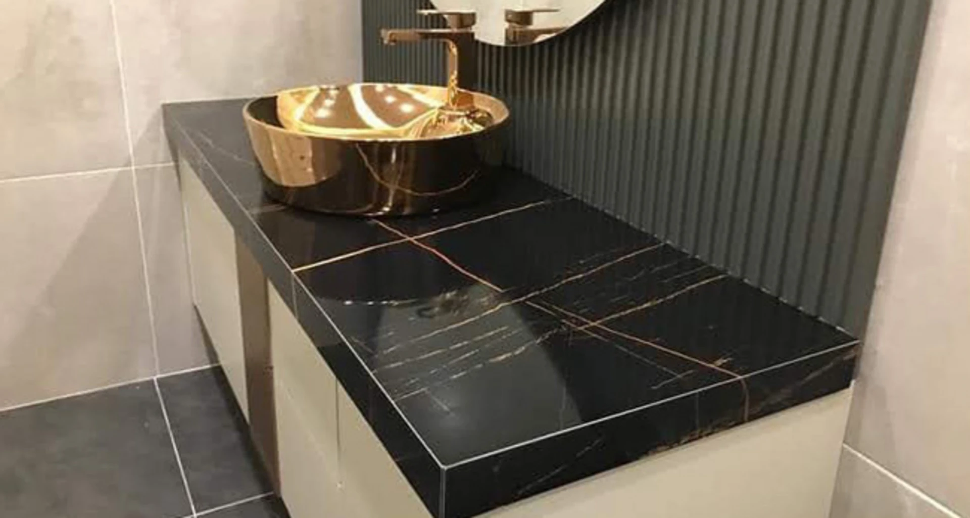 Đá granite đen vân vàng được nhấn với các vân sóng màu vàng lớn uốn lượn tuyệt đẹp