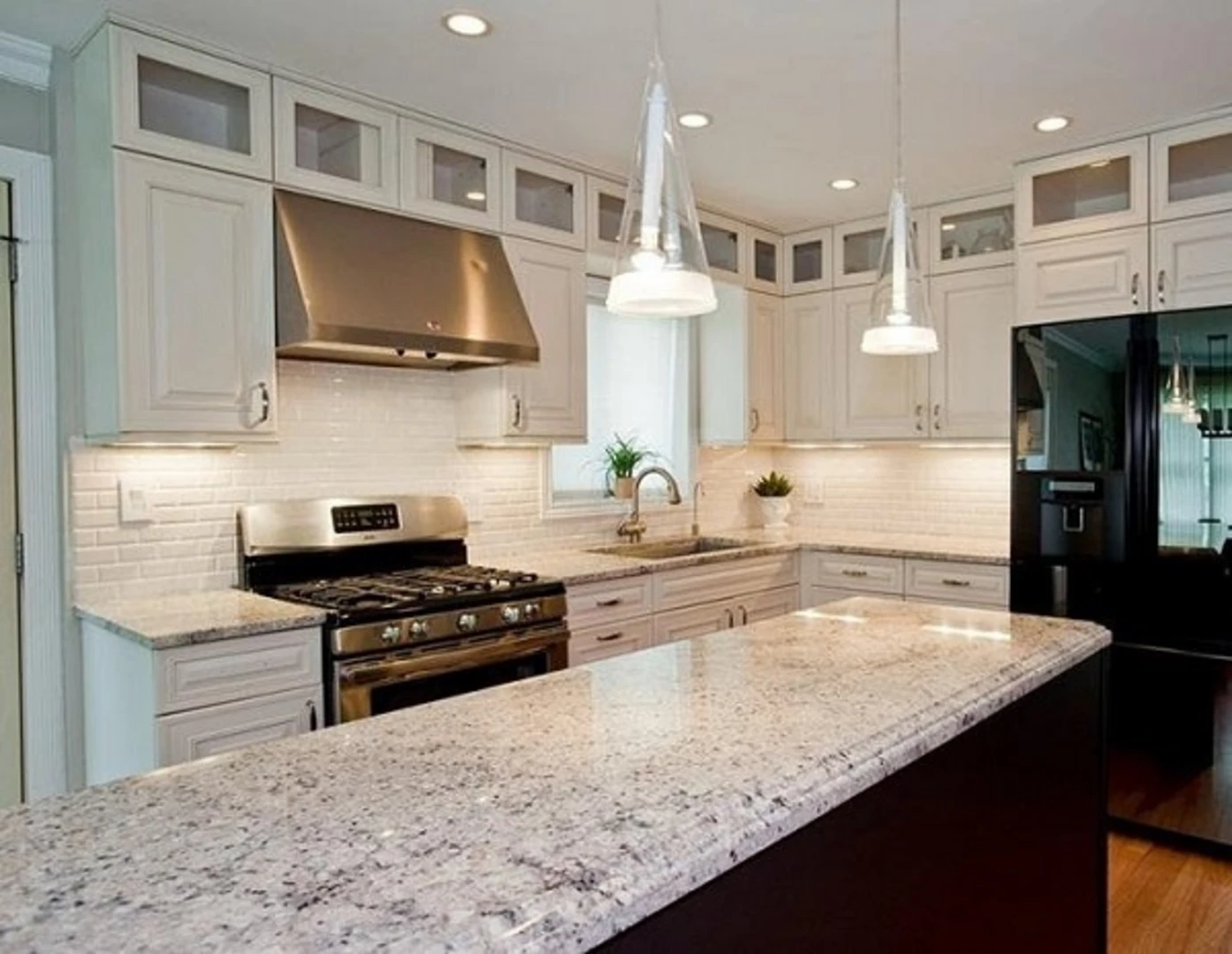 Đá granite đen lông chuột tạo ấn tượng với những đồm nhỏ màu trắng