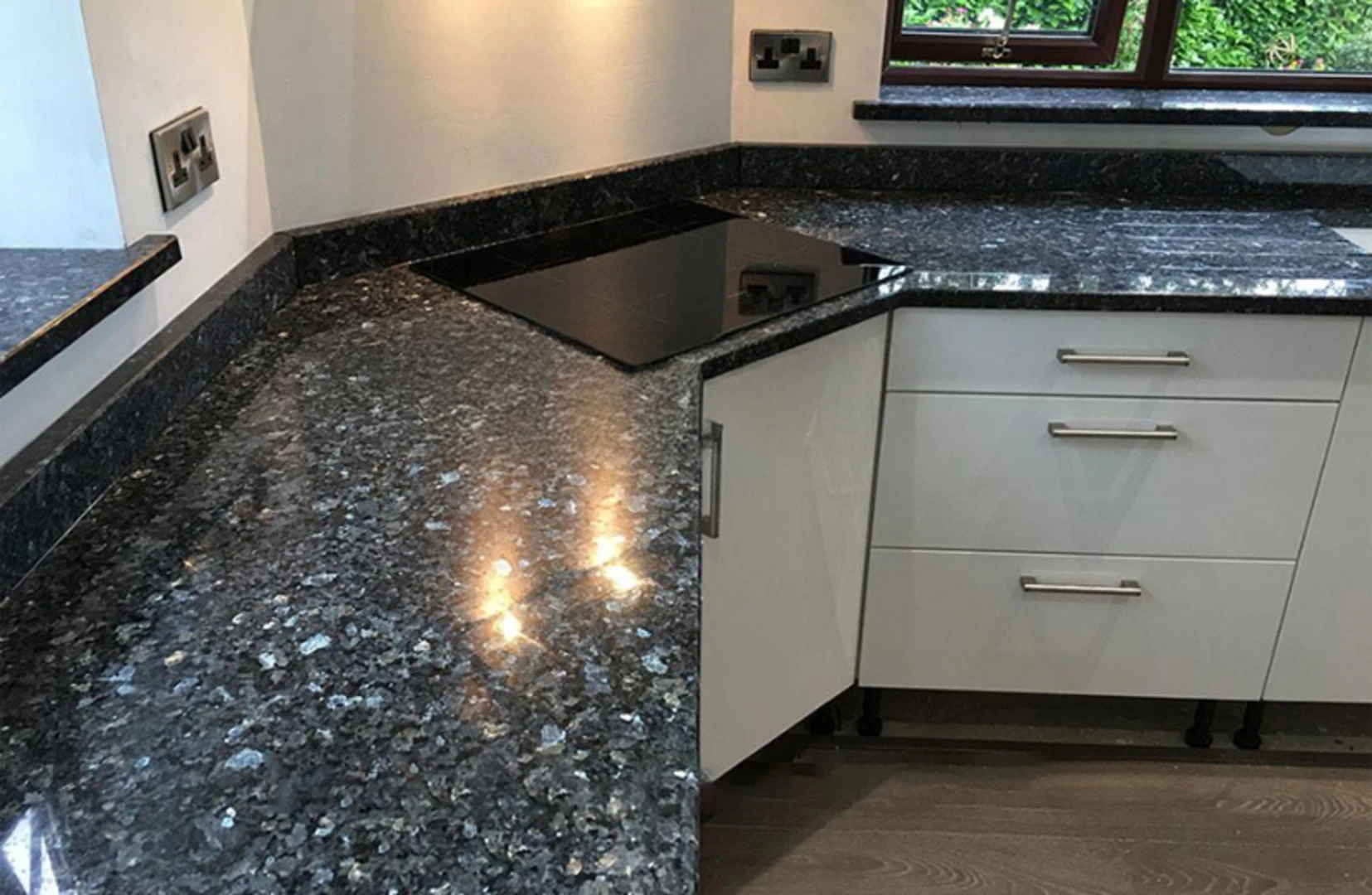 Mẫu đá granite đen xà cừ độc đáo