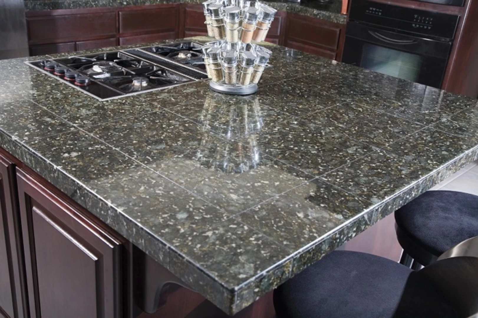 Đá granite đen xà cừ có những mảng giống như xà cừ lấp lánh