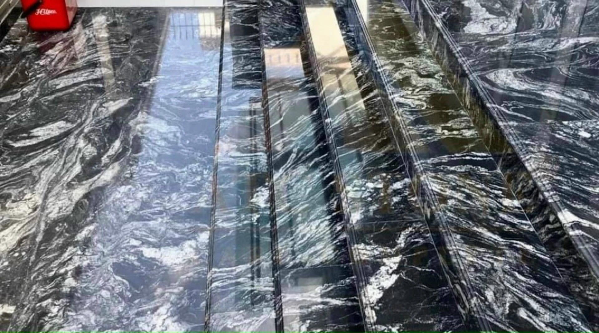 Đá granite đen sa mạc có những đường vân trắng lớn vô cùng ấn tượng