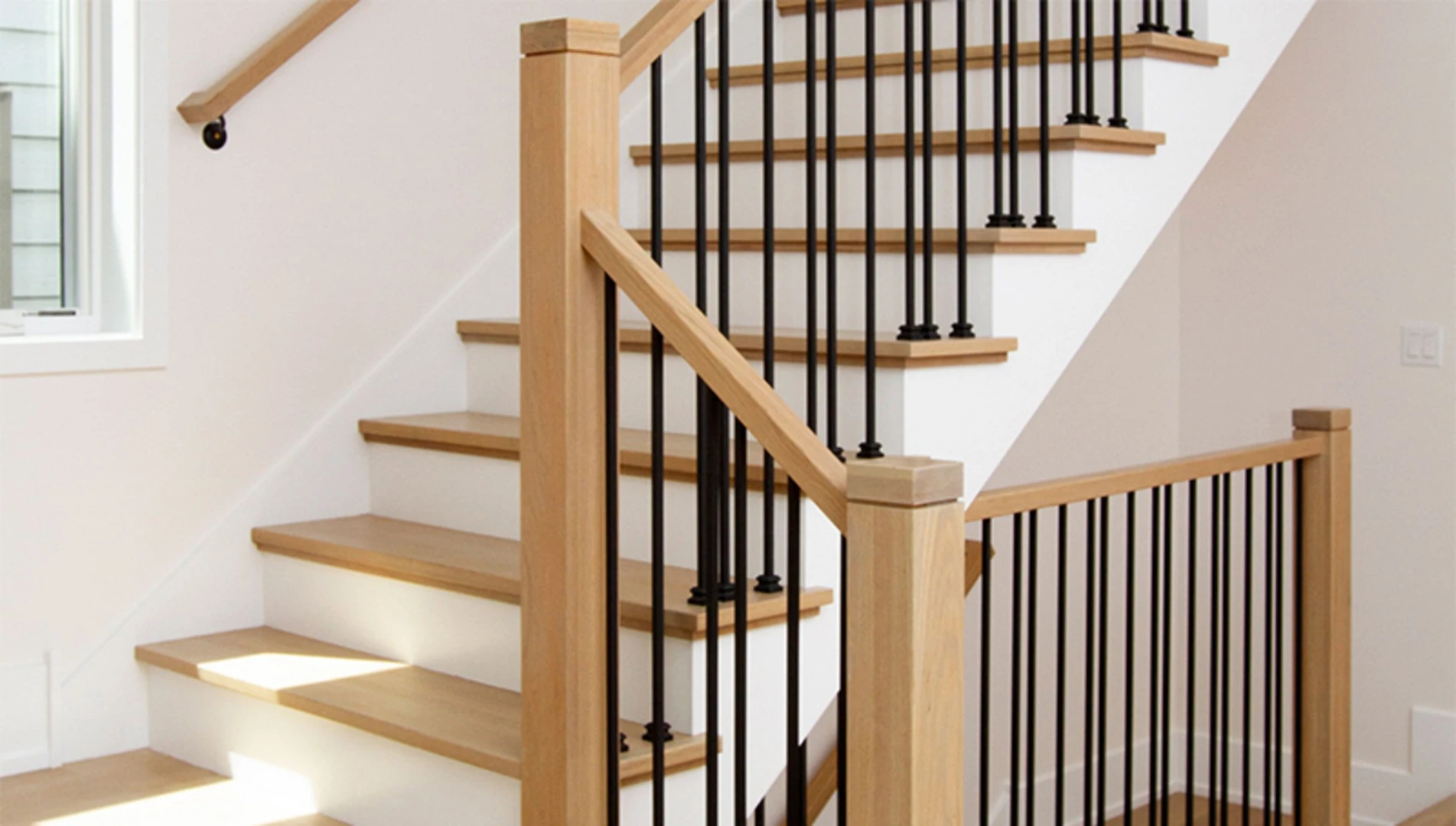 Gạch giả gỗ cầu thang mang lại không gian tinh tế, hiện đại