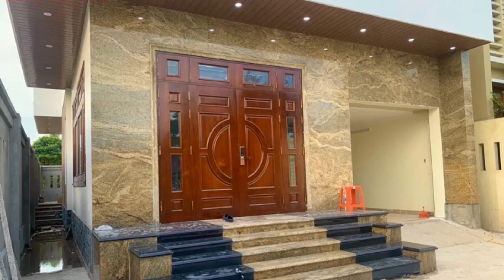 Gạch ốp mặt tiền nhà mái Thái giả đá hoa cương, marble có cấu trúc bền chắc