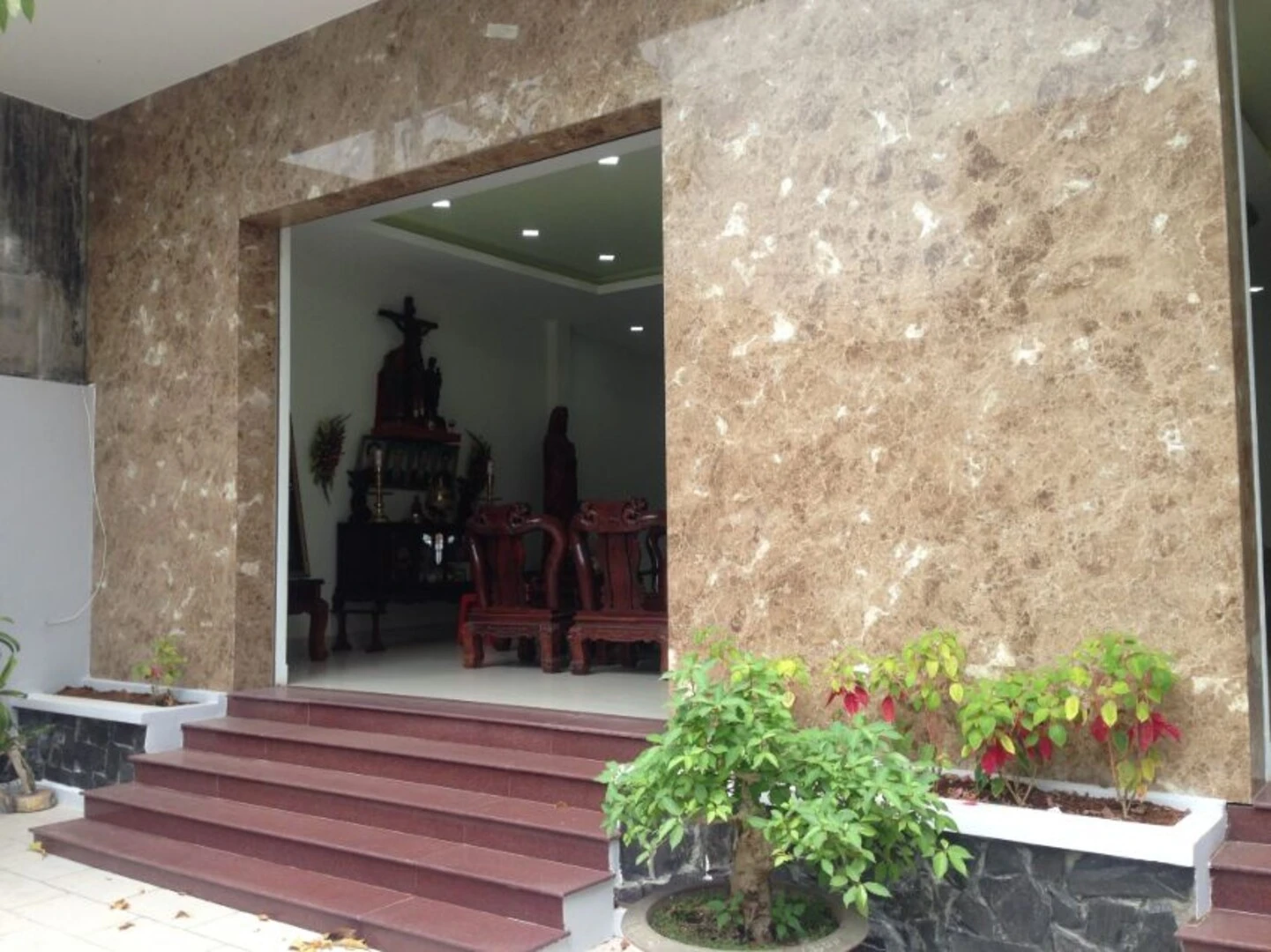 Gạch ốp mặt tiền giả đá với họa tiết chân thực và màu sắc tinh tế tạo nên điểm nhấn nghệ thuật