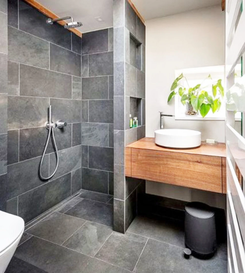 Mẫu gạch ốp nhà vệ sinh đẹp, kết hợp với những vật dụng trang trí đơn giản tạo nên không gian tinh tế