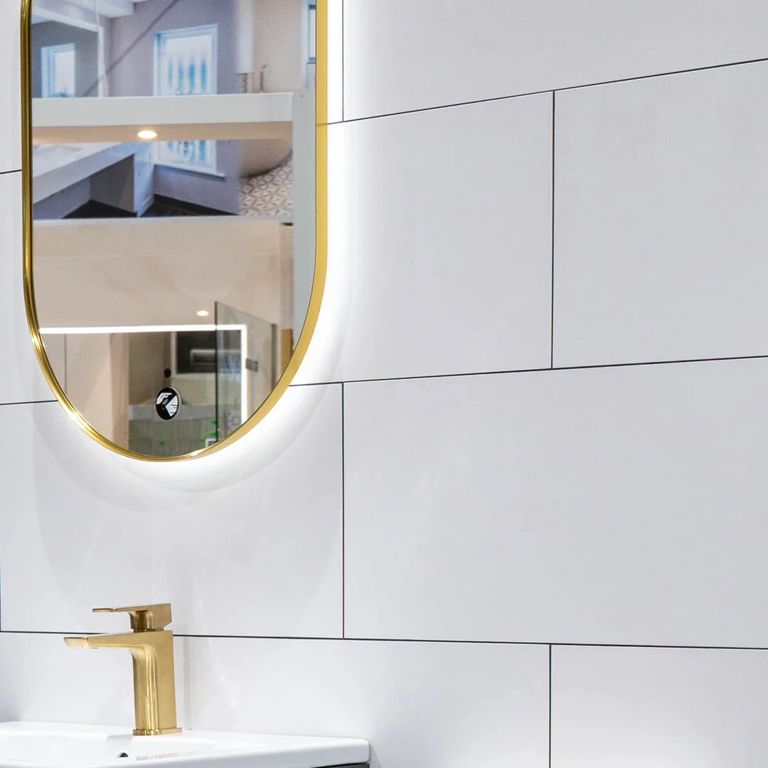 Gạch ốp nhà vệ sinh 30x60 màu trắng sang trọng