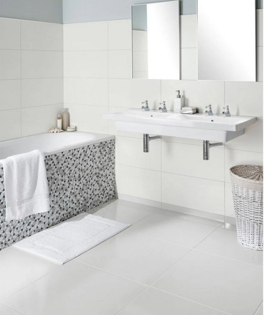 Gạch ốp nhà vệ sinh 30x60 màu trắng giúp không gian sạch sẽ