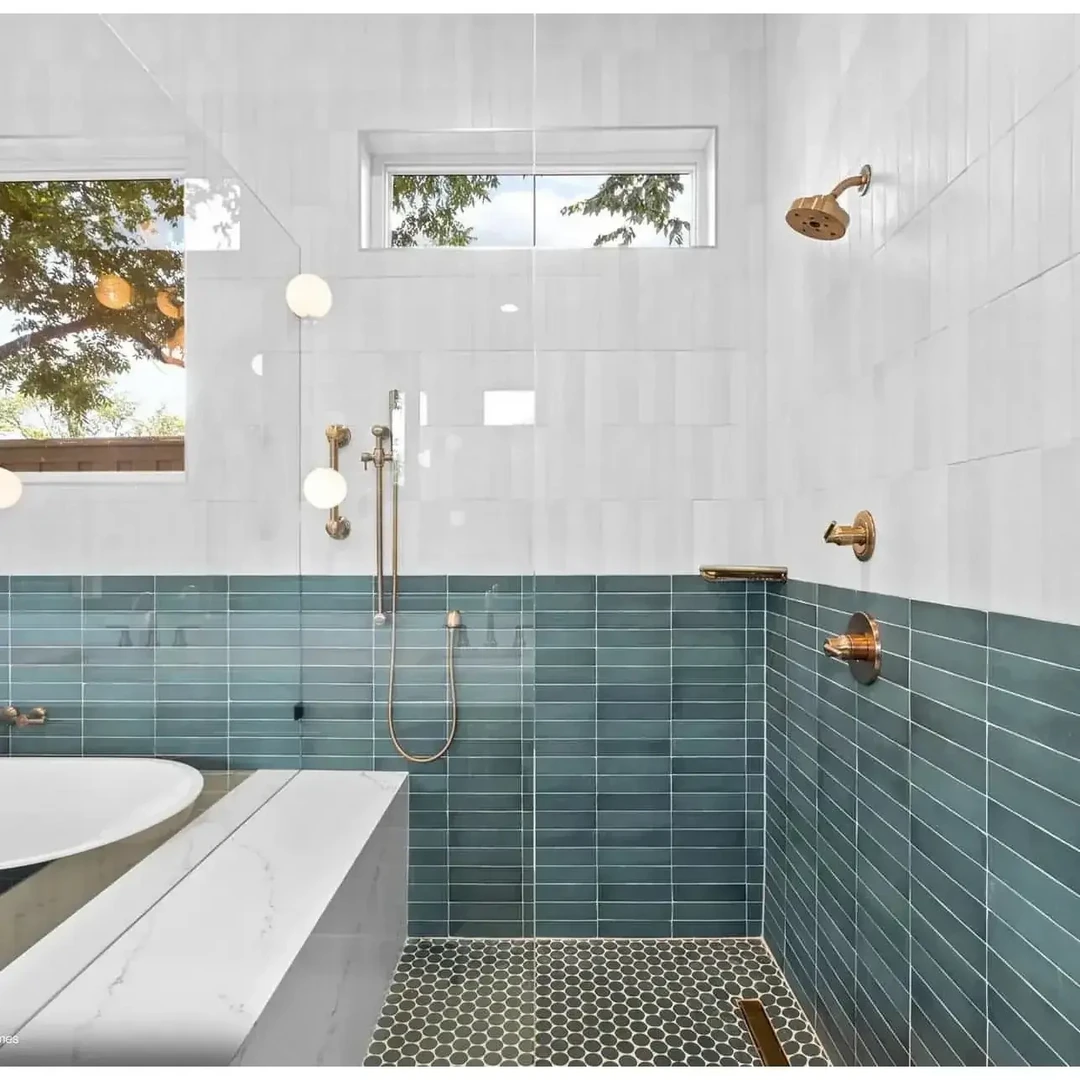 Gạch men ốp nhà vệ sinh 30x60 chống thấm và bám bẩn tốt, giữ cho nhà vệ sinh luôn sạch sẽ, sáng mới