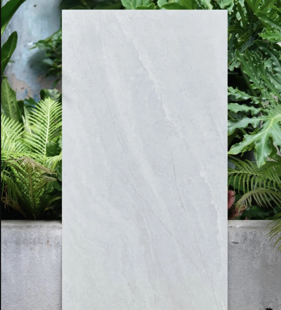 Mẫu gạch ốp tường ngoài trời màu trắng phổ biến hiện nay