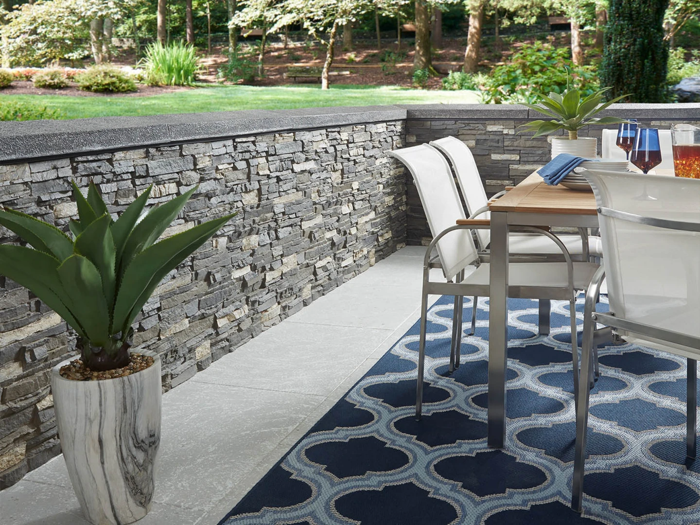 Gạch ốp tường ngoài trời giả đá mang lại vẻ đẹp tự nhiên