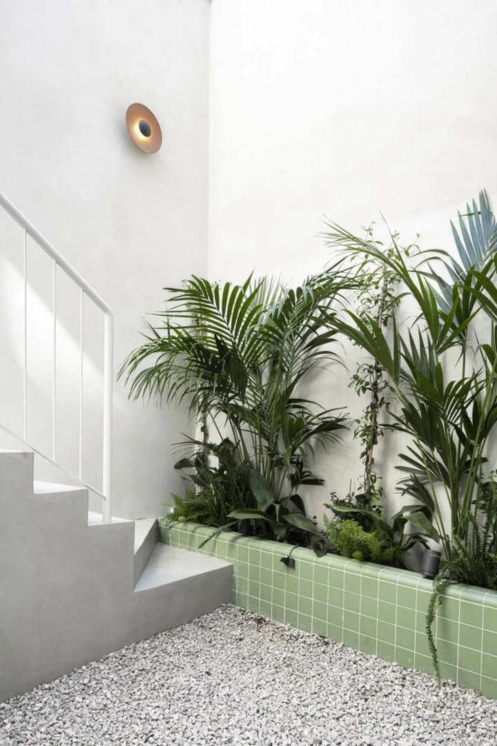 Gạch ốp tường ngoài trời khu vực sân vườn mang lại tính thẩm mỹ hài hòa với không gian