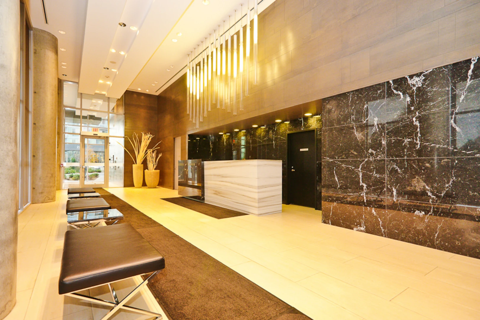 Gạch ốp tường phòng khách giả đá tạo nên vẻ đẹp sang trọng đẳng cấp