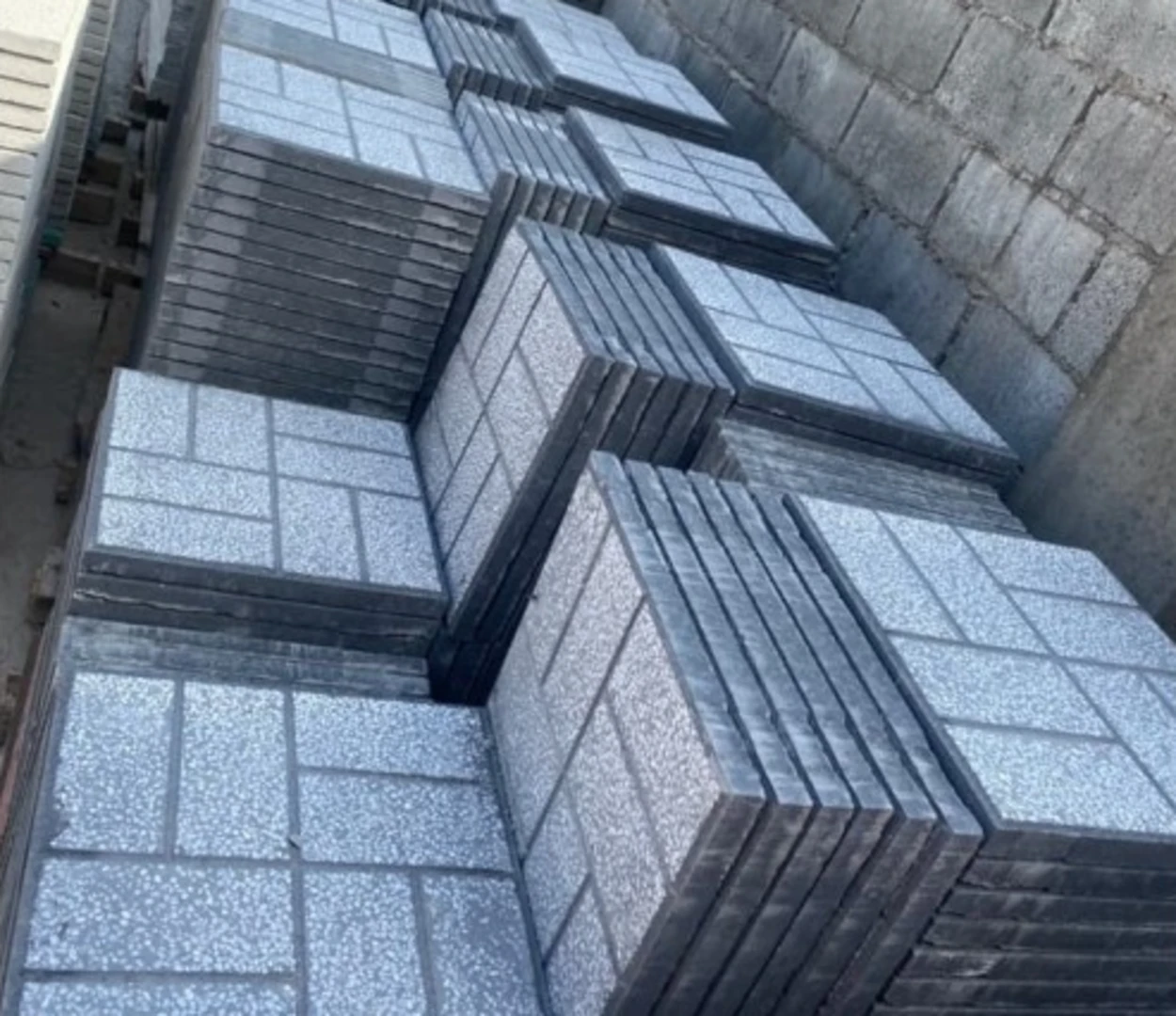 Gạch terrazzo có mức giá rẻ hơn các loại gạch thông thường