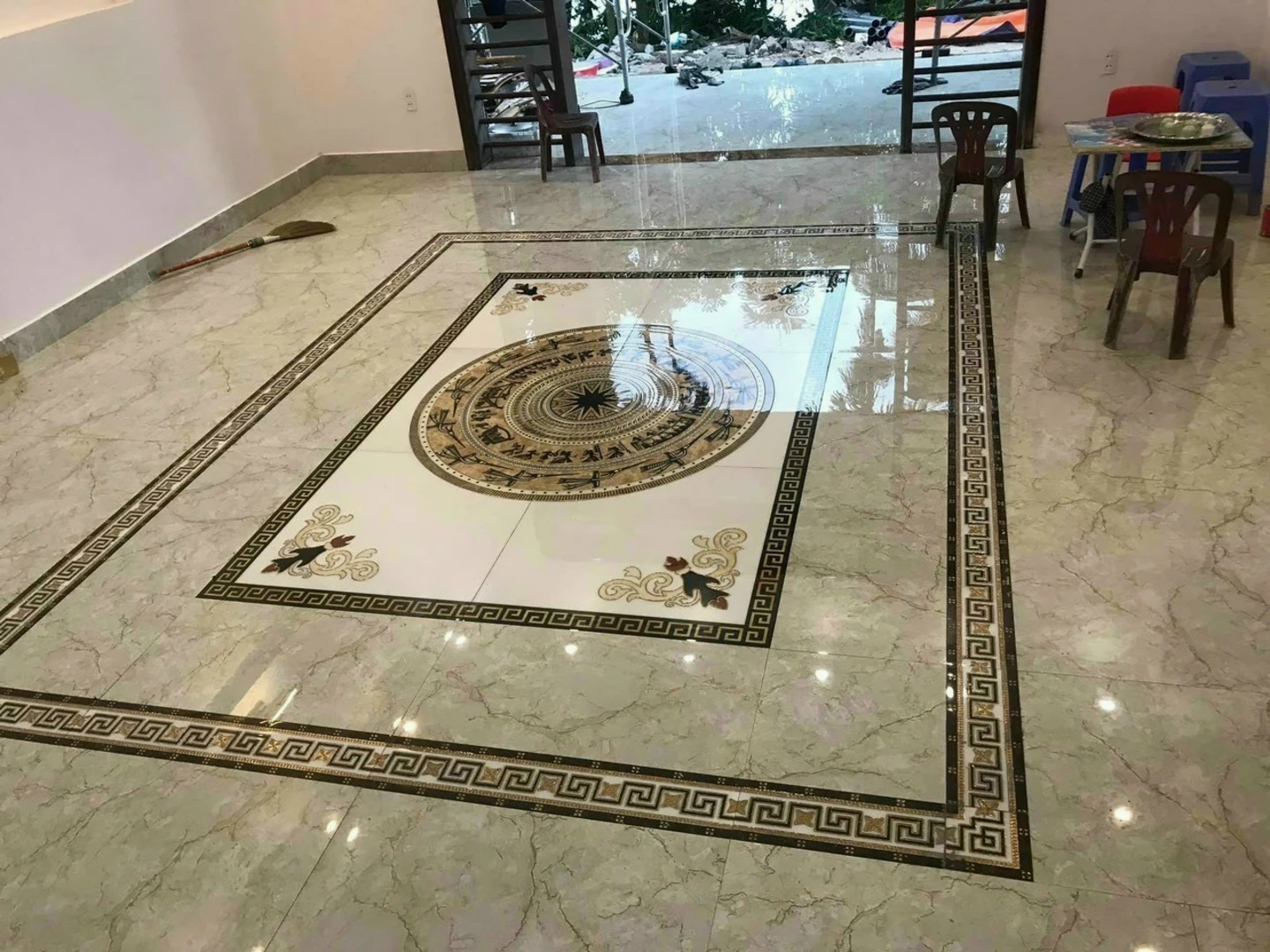 Gạch thảm trống đồng là mẫu gạch mang đậm dấu ấn văn hóa Việt