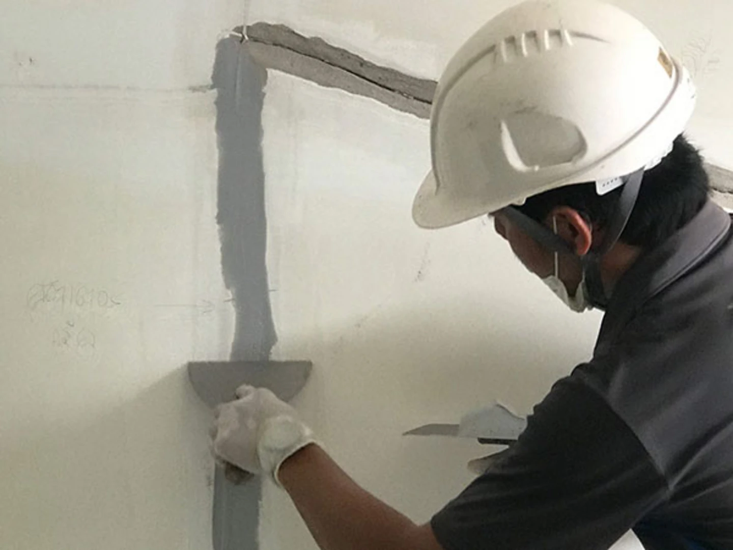 Cách xử lý vết nứt tường nhỏ do quá trình thi công