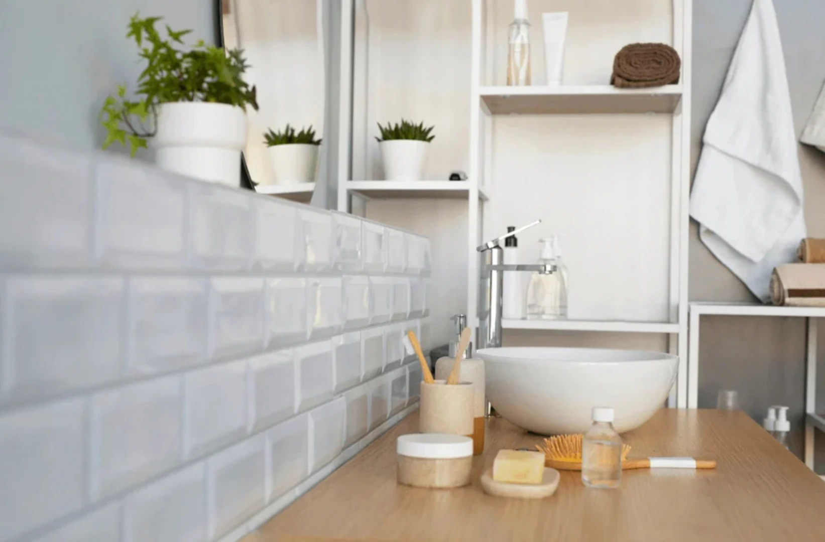 Mẫu nhà vệ sinh nhỏ đẹp kết hợp cây xanh tạo không gian thư giãn, dễ chịu