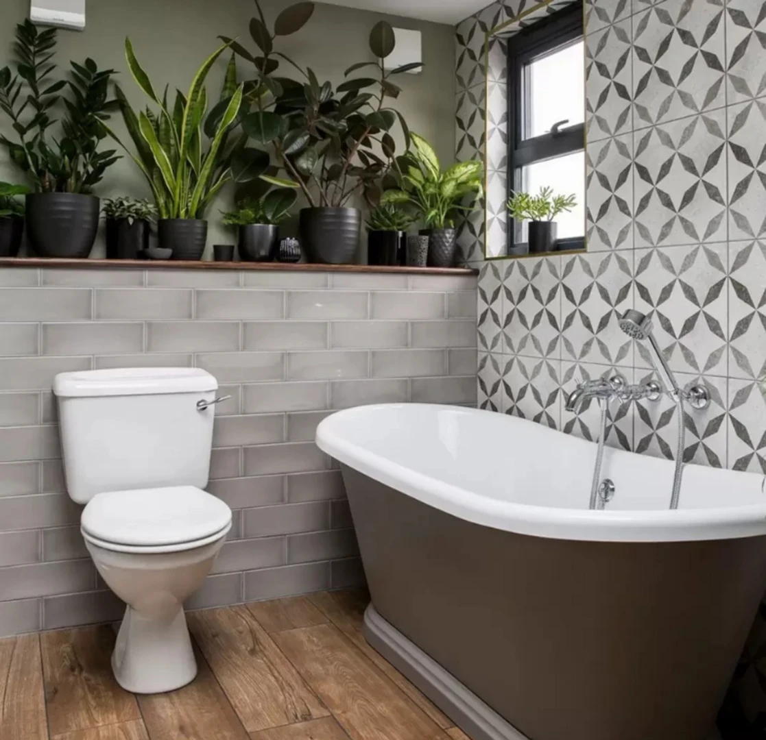 Cây xanh giúp mẫu nhà vệ sinh nhỏ đẹp trở nên sinh động