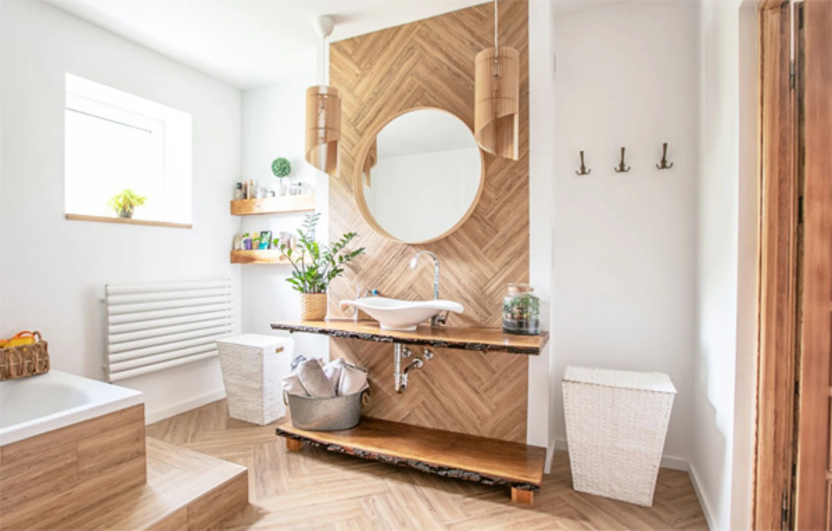 Cải tạo nhà vệ sinh có màu gỗ sáng kết hợp ánh sáng tự nhiên