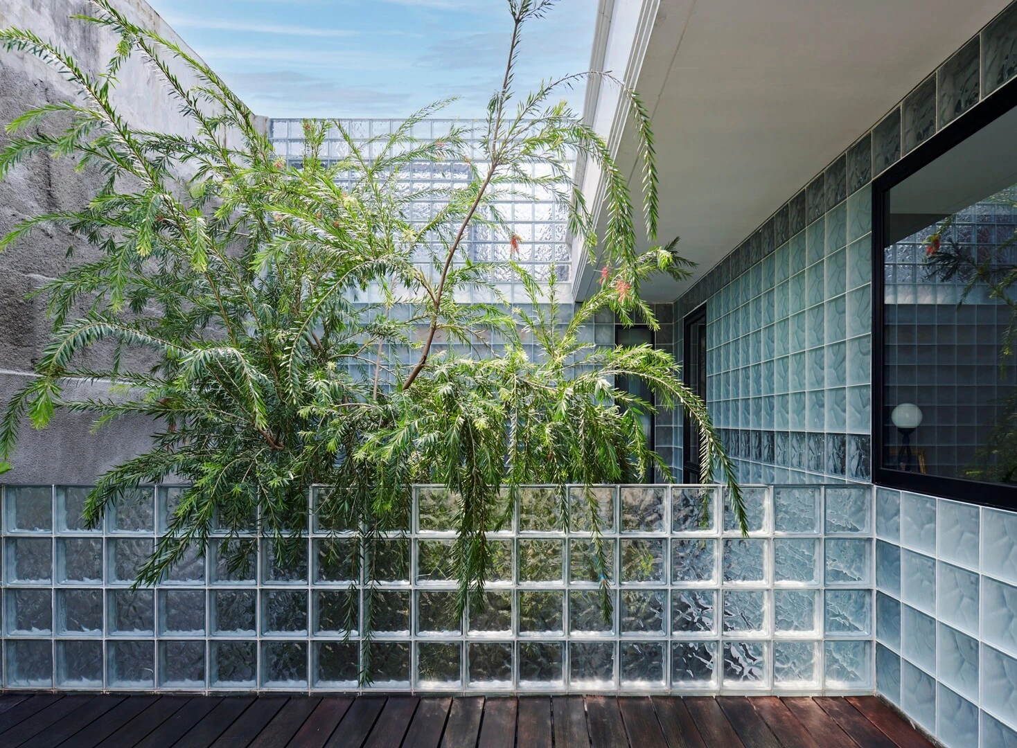 được sử dụng chủ yếu để lát sàn, lát mái (giếng trời) hoặc các khu vực cần chịu tải trọng lớn và có yêu cầu về chống trượt.