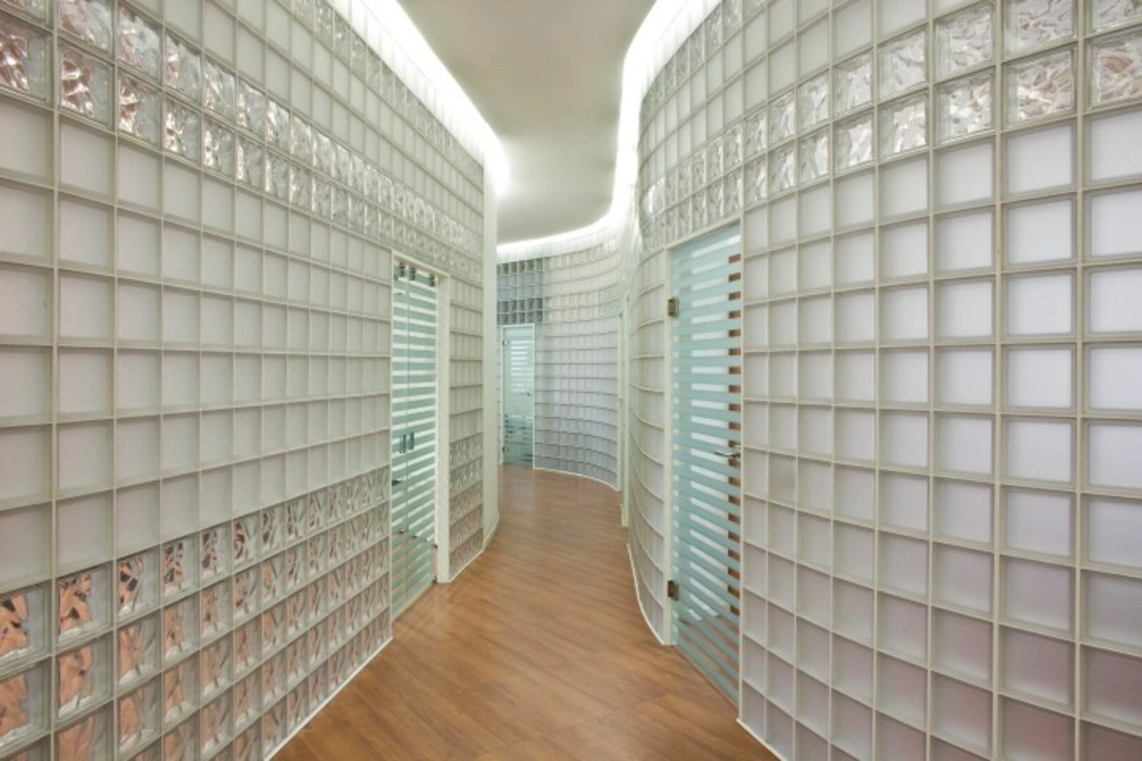 gạch kính đặc lấy sáng làm vách ngăn