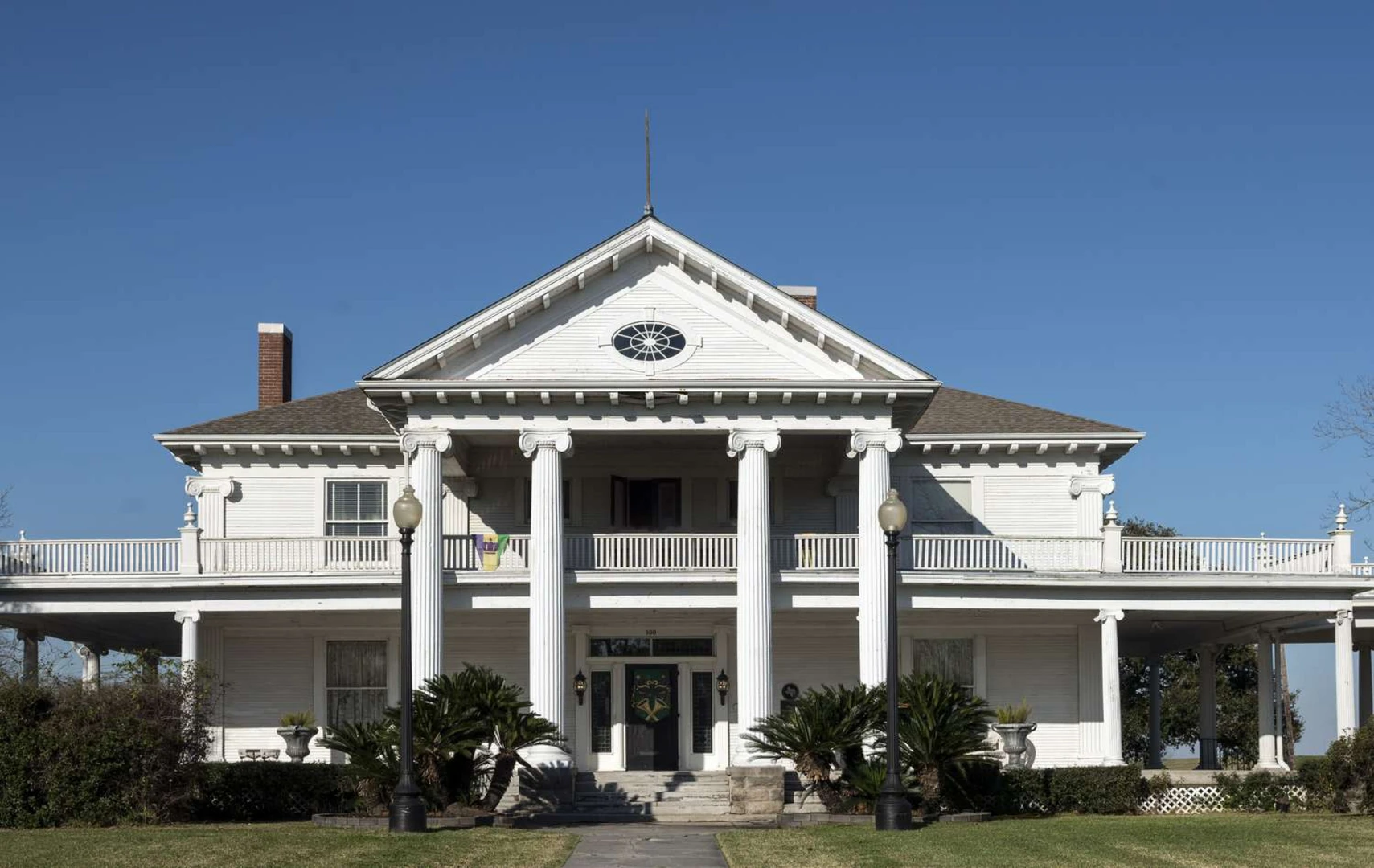 Mẫu nhà phố tân cổ điển 2 tầng có gam màu trắng, kem trang nhã