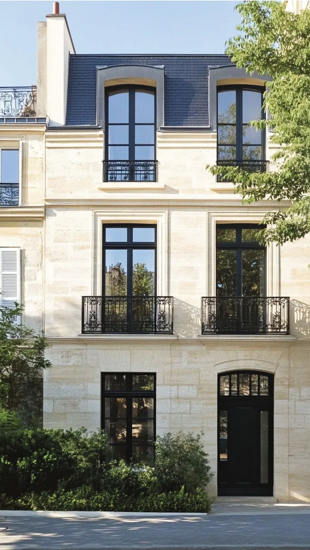 Nhà phố tân cổ điển mặt tiền có hoa văn và các chi tiết trang trí sang trọng