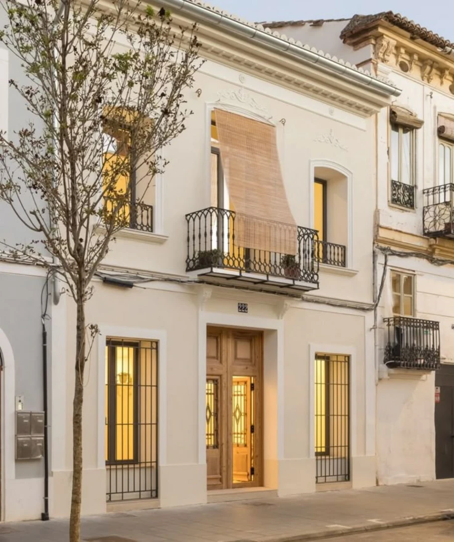 Nhà phố tân cổ mang vẻ đẹp nhẹ nhàng nhưng vẫn bề thế, đẳng cấp