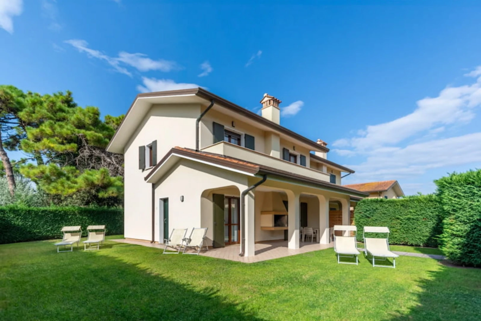 Mẫu thiết kế biệt thự đơn lập yêu cầu nhiều diện tích và có vị trí thuận lợi