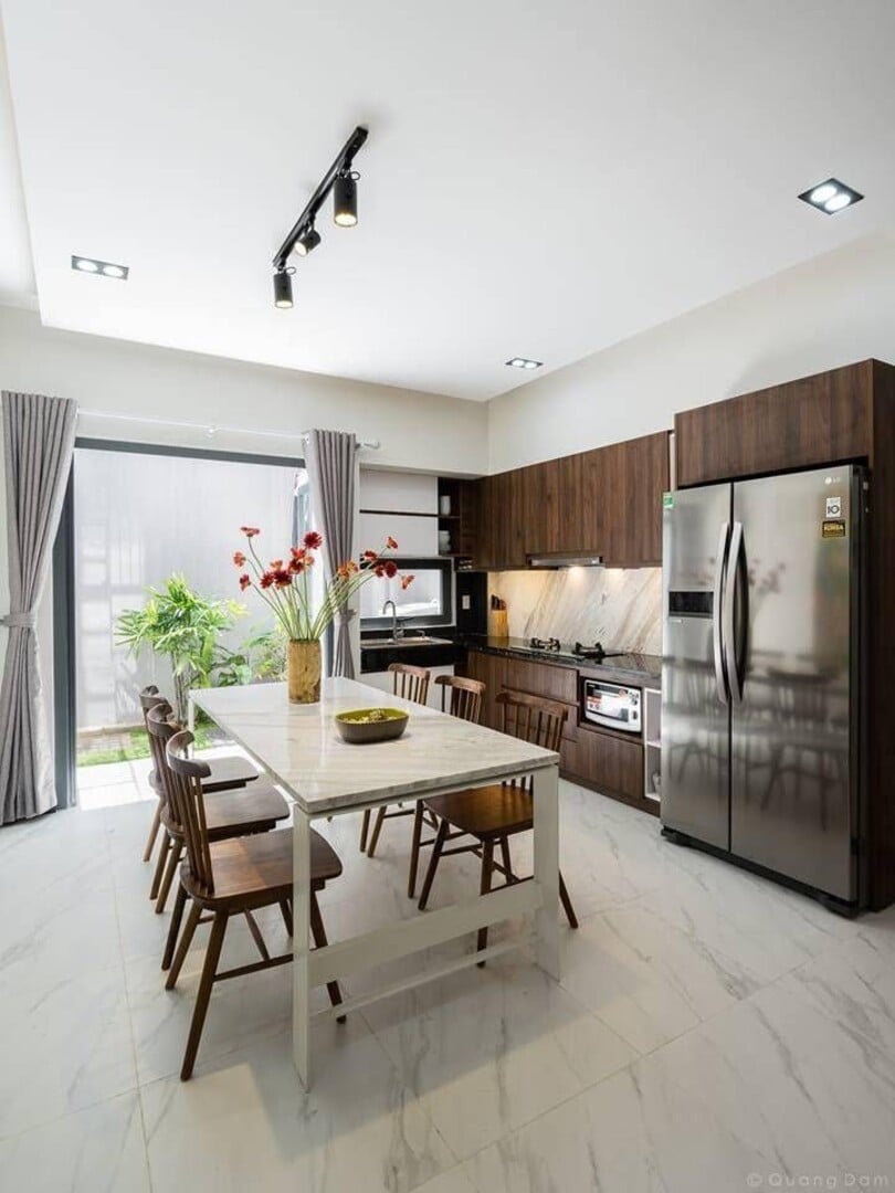 Cải tạo nhà bếp hiện đại, tông màu trắng sáng