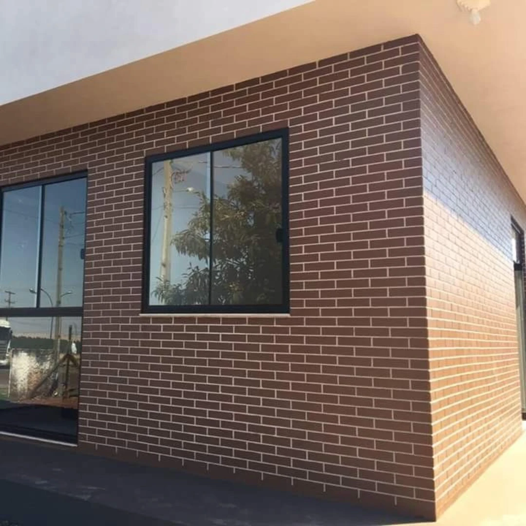 Gạch inax màu nâu có thể ứng dụng ốp lát đối với sân, mặt tiền