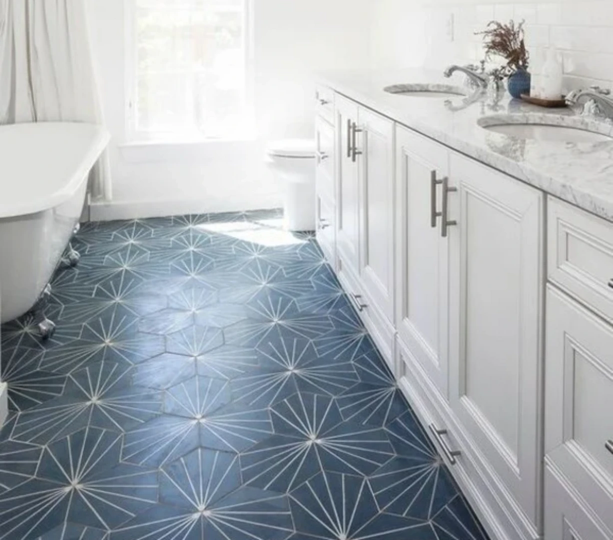 Phối gạch lát nền màu xanh với sơn tường màu trung tính