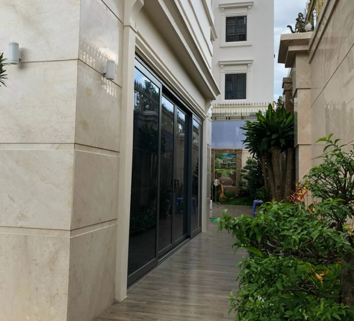 Gạch ốp tường mặt tiền vân đá cẩm thạch có nhiều màu sắc