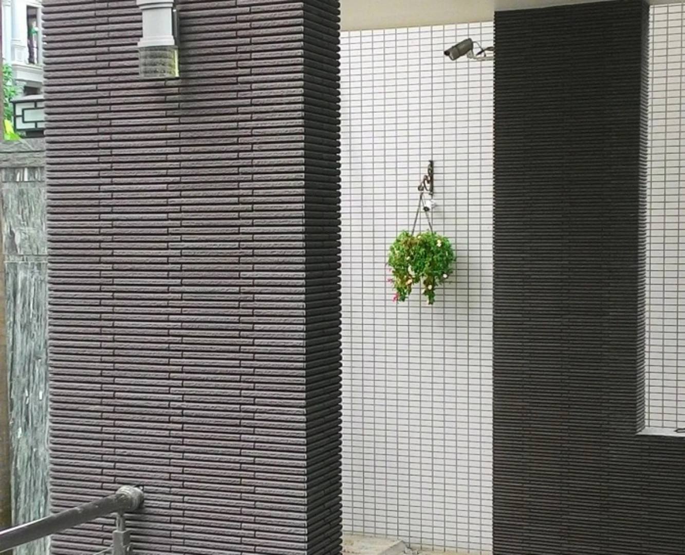 Gạch Inax ốp tường mặt tiền đơn giản, tinh tế