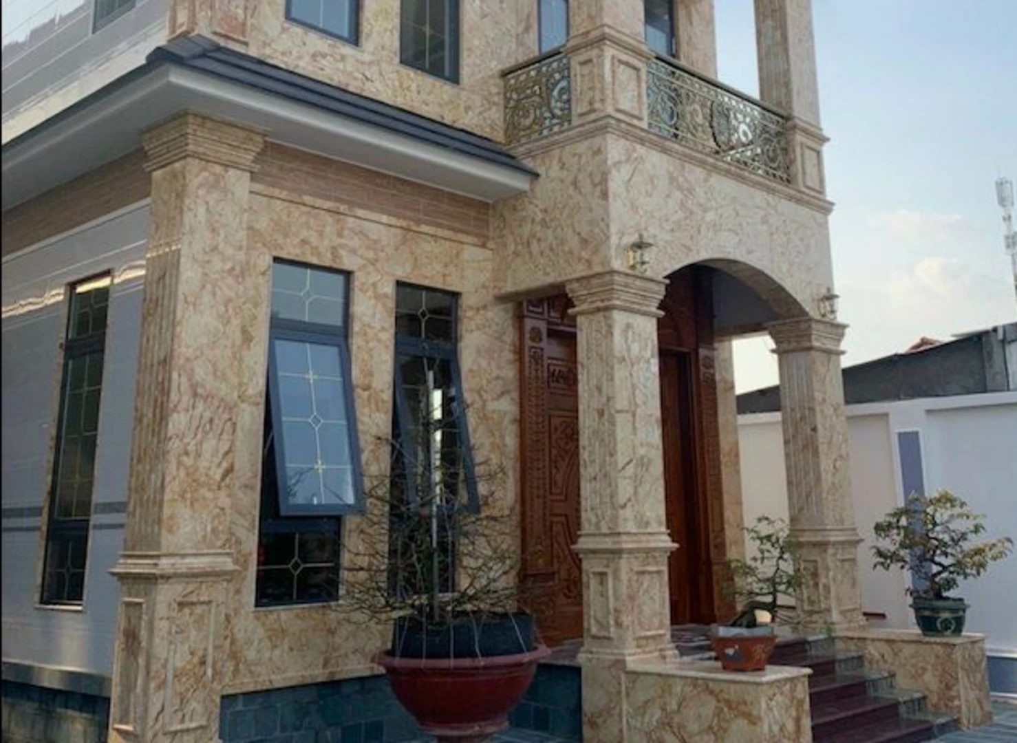 Gạch ốp tường mặt tiền đá granite mang đến vẻ đẹp sang trọng, cuốn hút