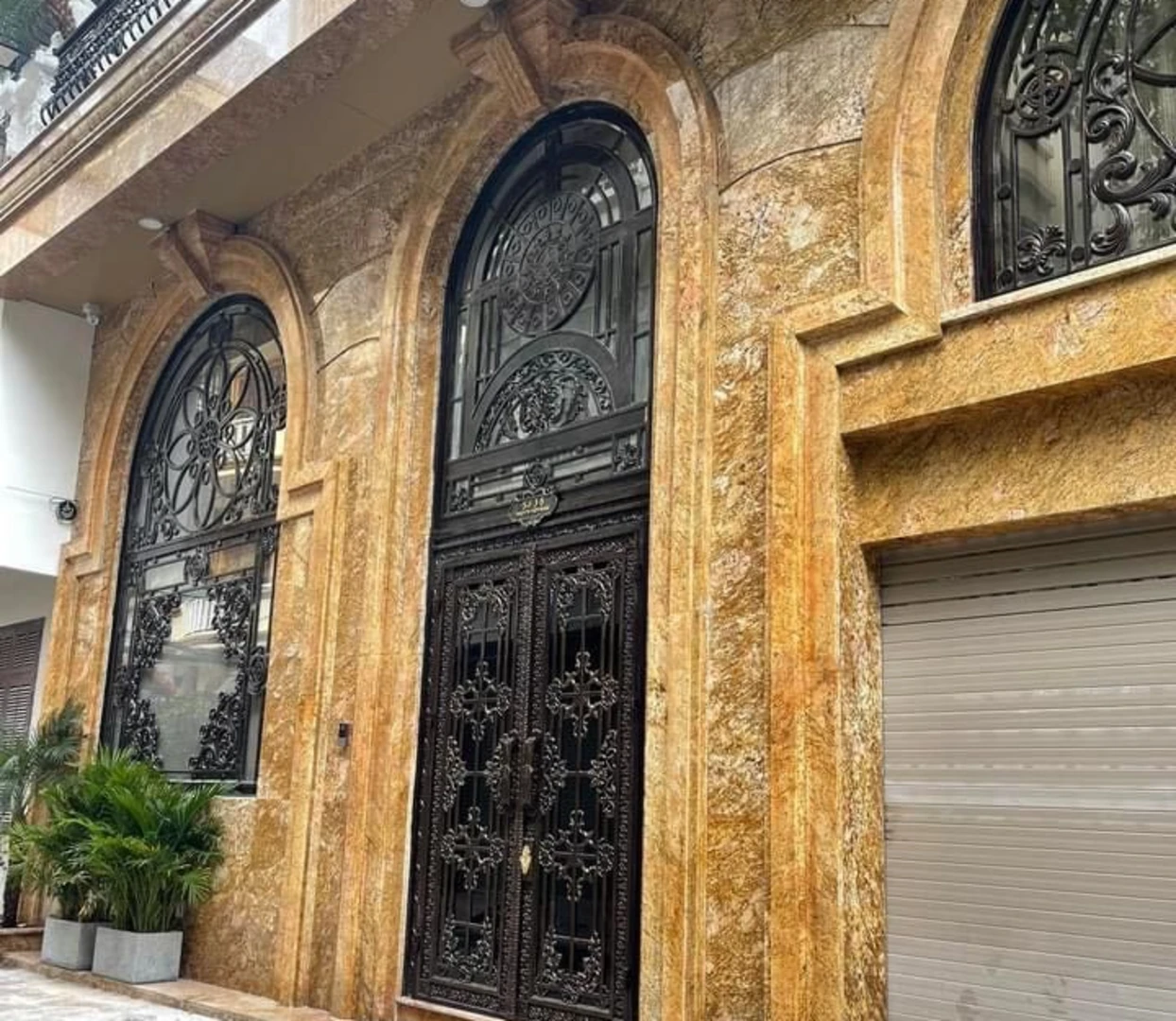 Gạch ốp tường mặt tiền đá granite giúp ngôi nhà thêm bề thế