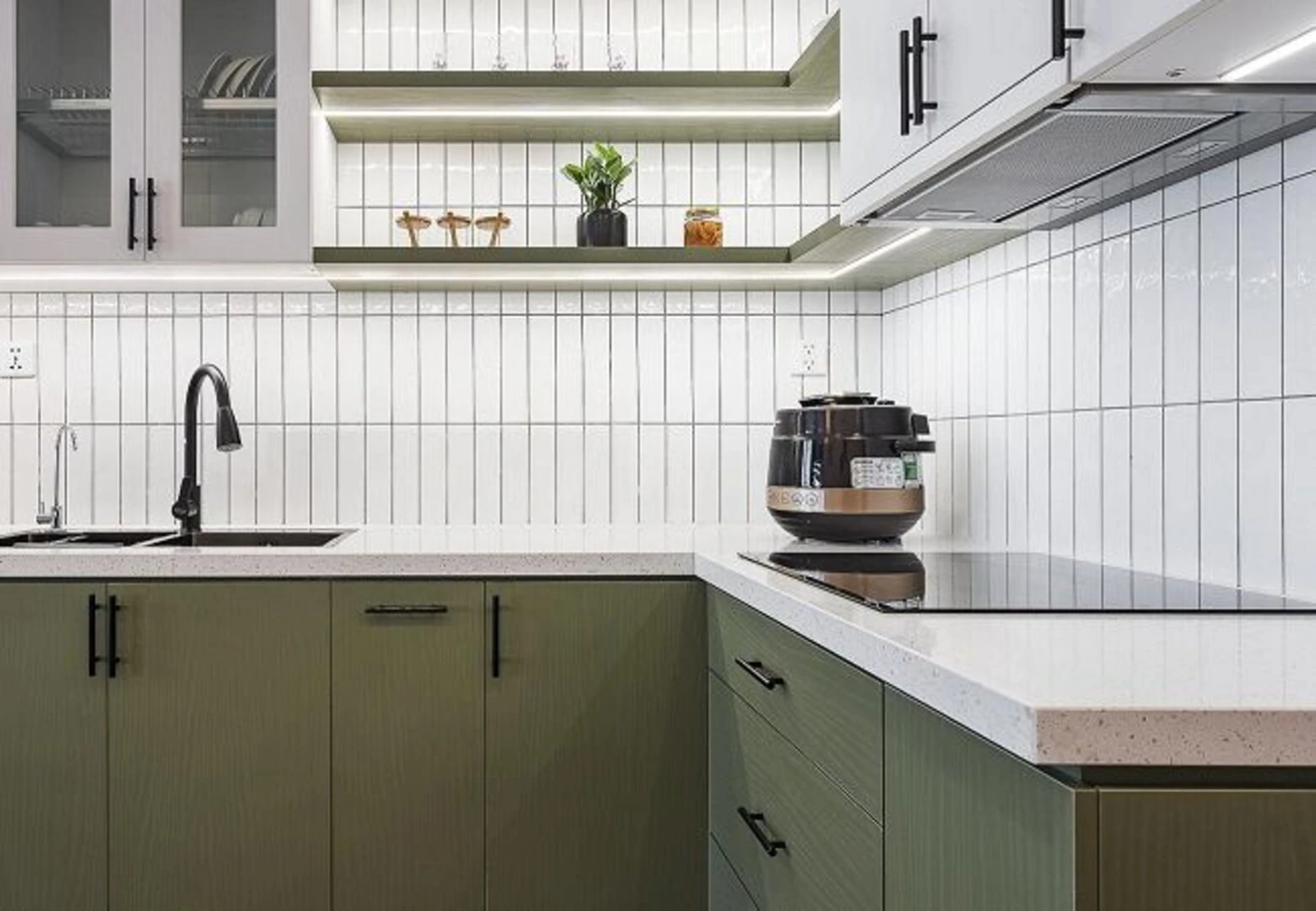 Gạch thẻ ốp bếp có độ bền cao, dễ phối nội thất