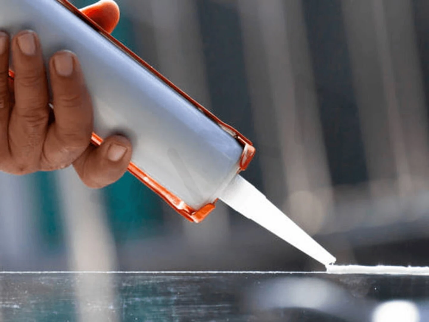 Lỗi thường gặp và cách khắc phục khi dán keo silicon