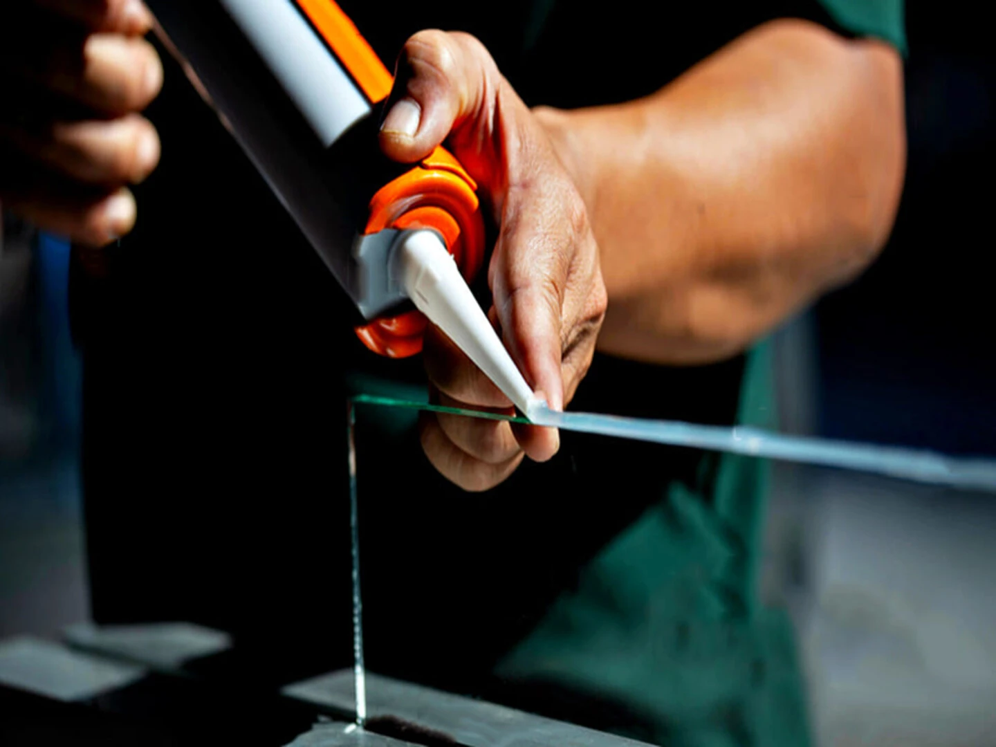 Keo dán nhôm kính là gì